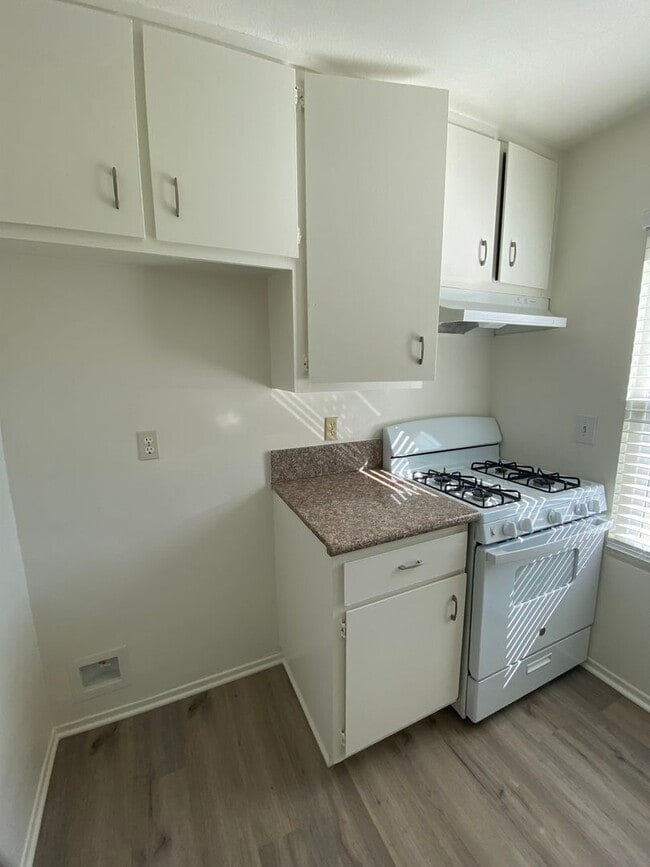 Building Photo - 2 story 2 bed, 1 1/2 bath Monticello Condo