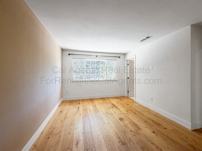 Building Photo - 4207 Queen Anne Dr
