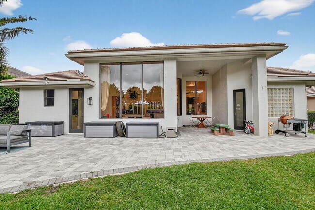 Building Photo - 10337 Trianon Pl