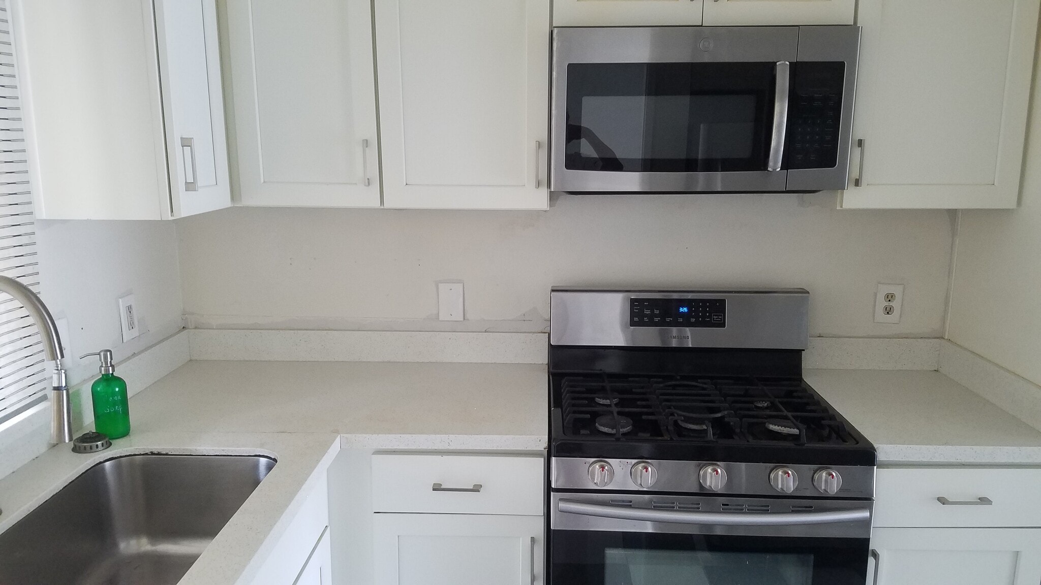Kitchen gas stove/micro wave - 2747 Kilconway Ln