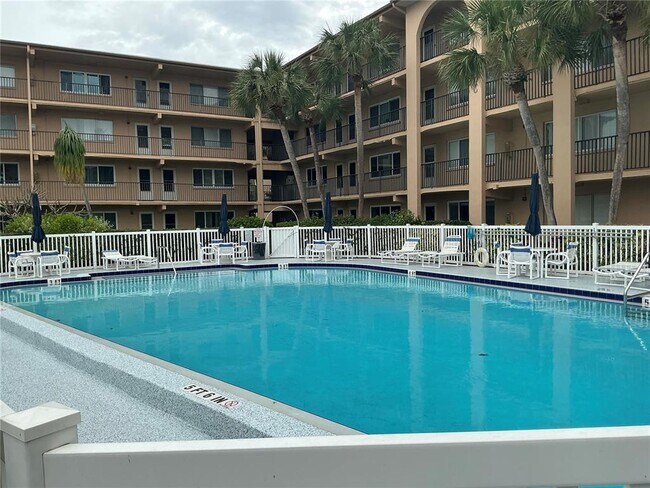 Building Photo - 2525 W Bay Dr