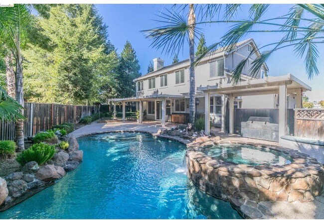 Building Photo - 784 Begonia Dr