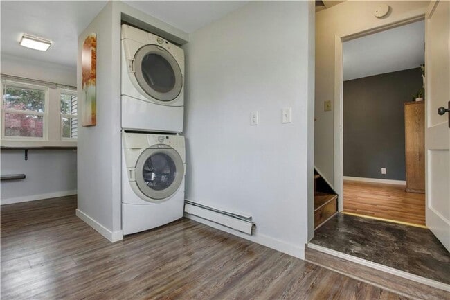 Building Photo - 3 Bedroom Single Home on the North Side of...
