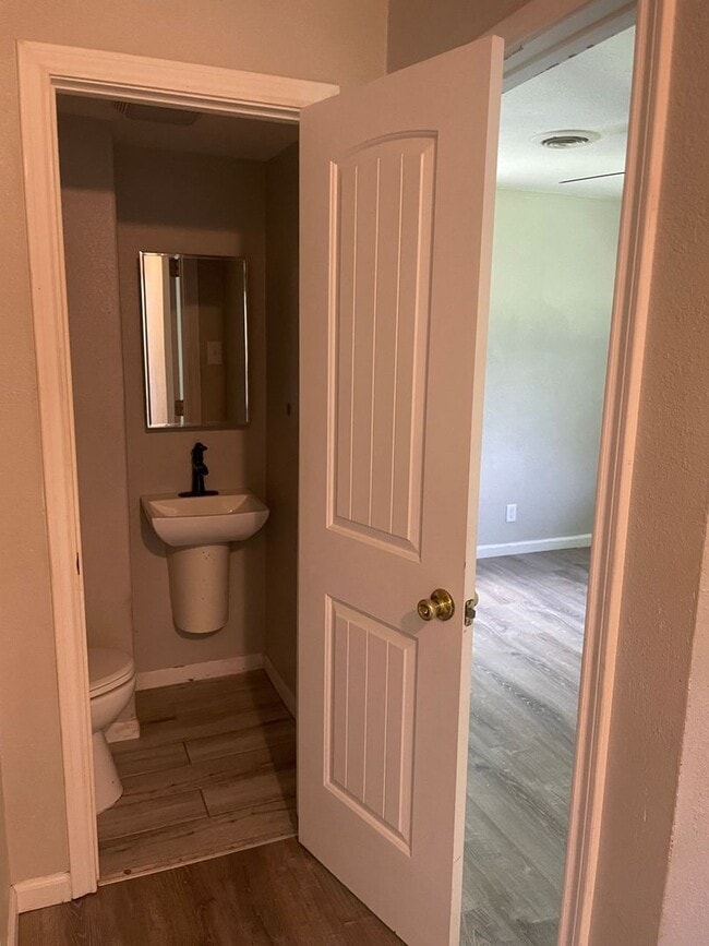 Building Photo - Renovated 3-bedroom House! HOUSING ACCEPTED!