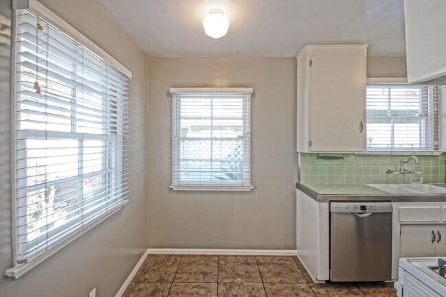 Building Photo - CHARMING, BRIGHT & AIRY HOLLYGLEN HOME W/ BEAUTIFULLY LANDSCAPED FRONT & REAR YARDS W/ PATIO BLOC...