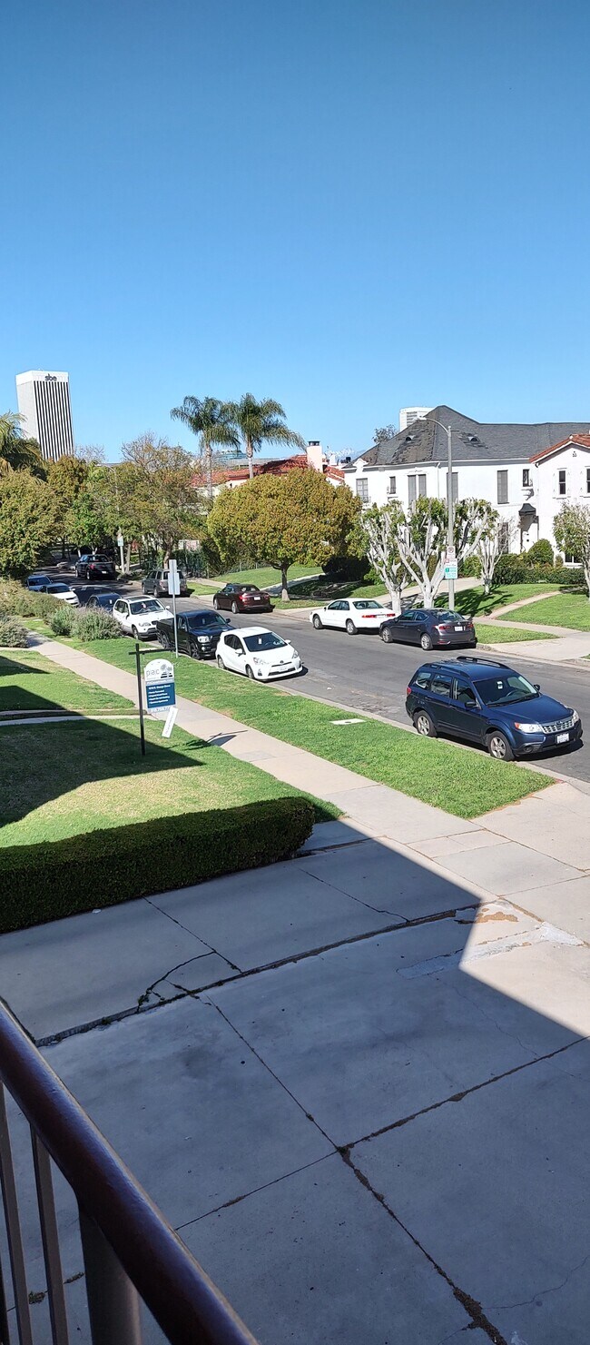 Building Photo - 1217 S Orange Grove Ave