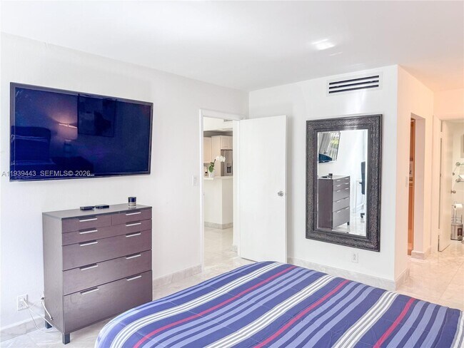 Building Photo - 3301 N Country Club Dr