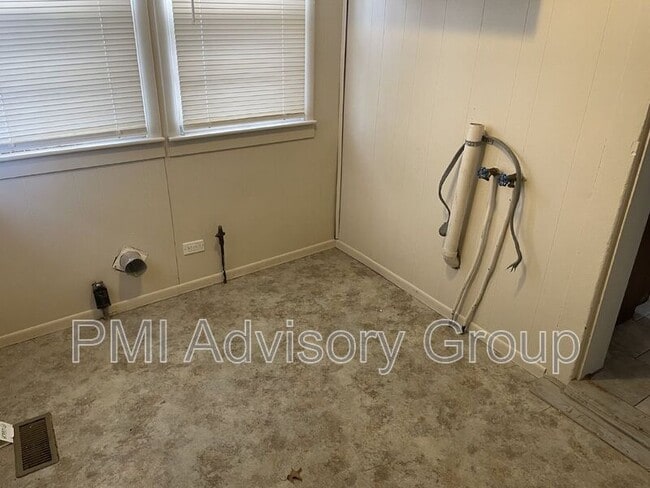 Building Photo - 1000 SW College Ave