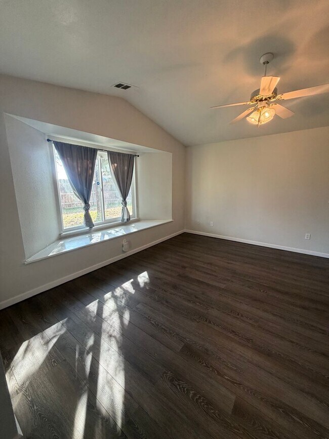 Building Photo - Charming 3 bedroom 2 bathroom home located in Lemoore