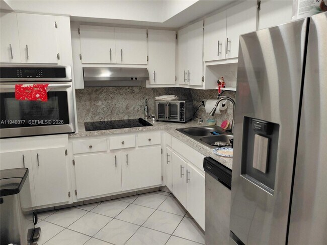 Building Photo - 400 Kings Point Dr