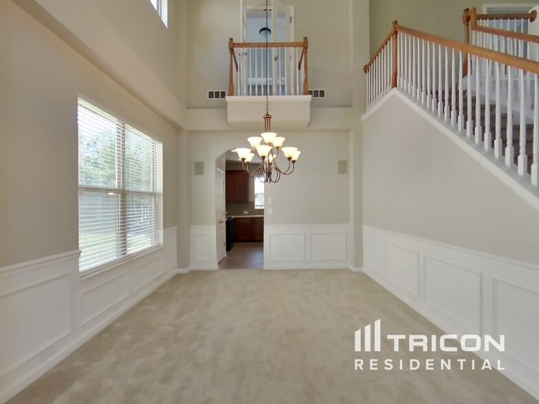 Building Photo - 4370 Rainer Dr