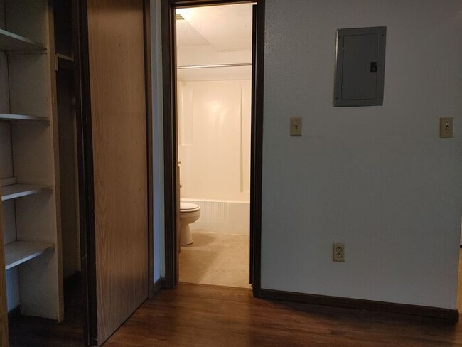 Building Photo - $895 | 1 Bedroom, 1 Bathroom Apartment | N...