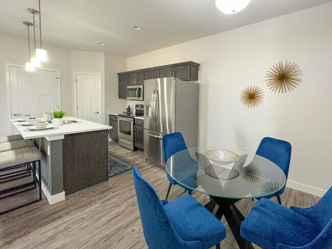 Building Photo - 2 Bed / 2.5 Bath Townhome for rent in Cottage Grove!