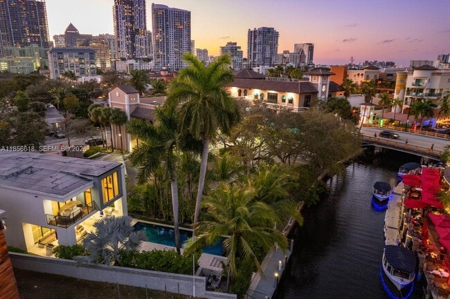 Building Photo - 310 SE 11th Ave