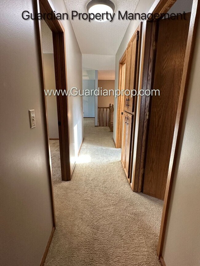 Building Photo - Eden Prairie Single Family Home, 2 Car Garage, Large Fenced Back Yard, September/October Move in