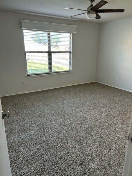 Building Photo - 476 Forest Ln