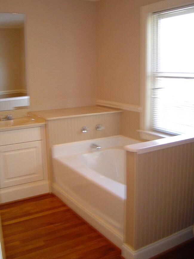 Building Photo - Spacious 3 Bedroom House in Byrnes Down!
