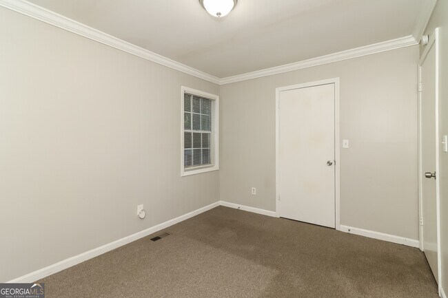 Building Photo - 1620 Sir Galahad Dr SW