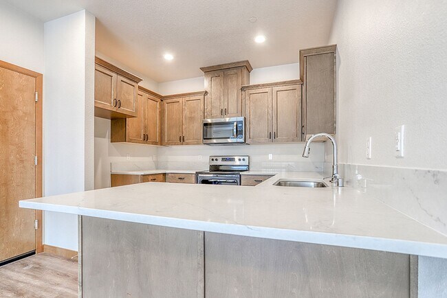 Building Photo - Beautiful 2 Bedroom 2.5 Bathroom Duplex in Great Washougal Location! Beautiful Finishes!