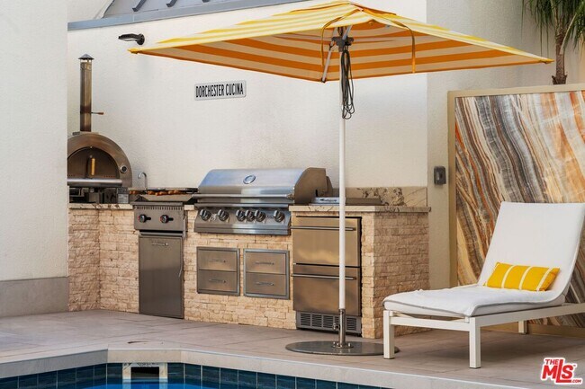 Building Photo - 10520 Wilshire Blvd