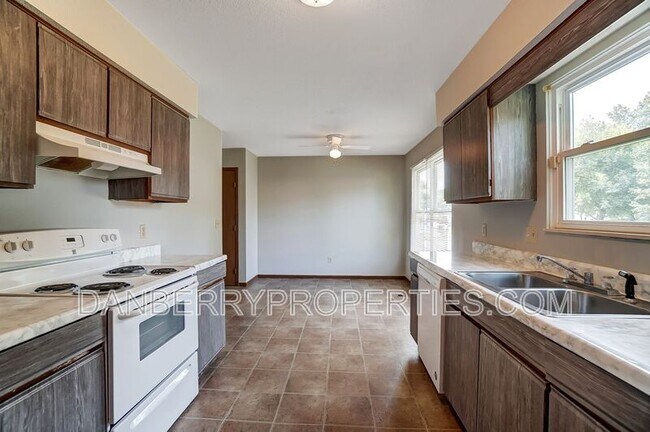 Building Photo - 3608 Willow Run Dr