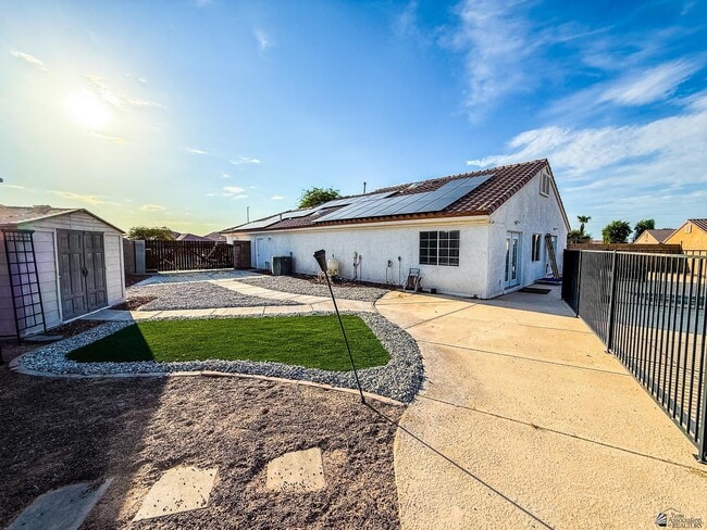 Building Photo - 2695 S Mimosa Ave