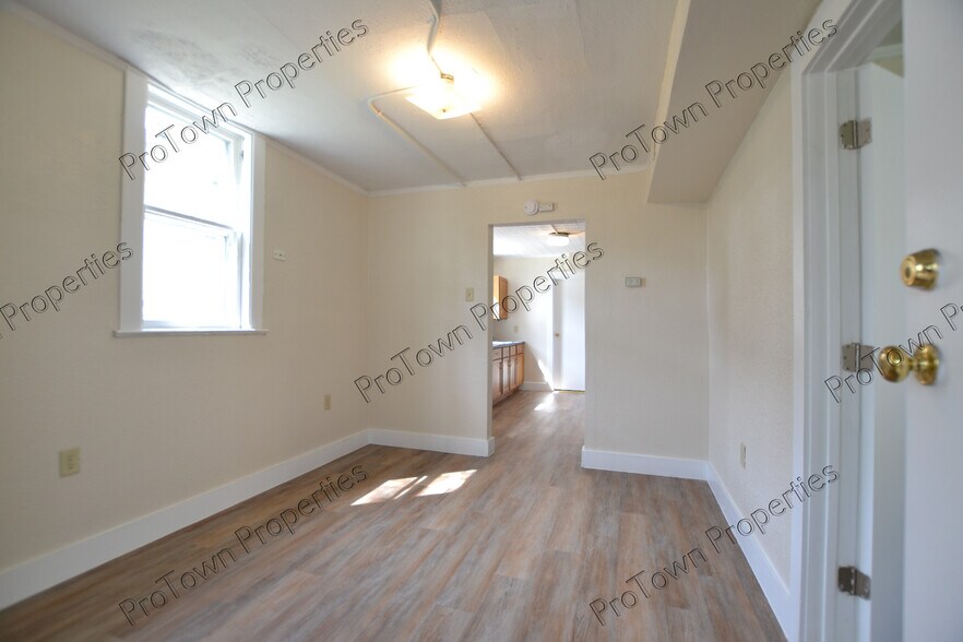 Building Photo - 835 N Broadway St