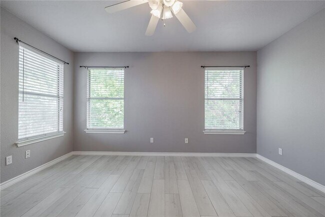 Building Photo - No Carpet! Tons of Space! Beautiful backyard with large covered patio!