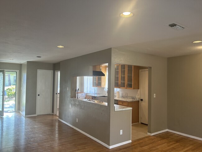 Building Photo - 137 Las Flores Ave