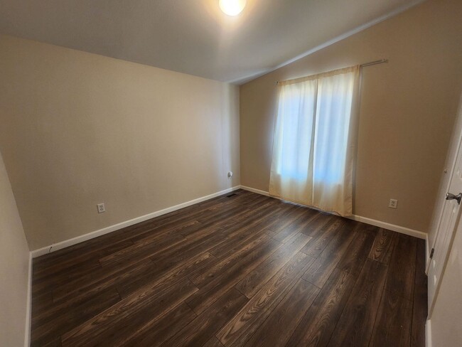 Building Photo - *MOVE IN SPECIAL* $200*