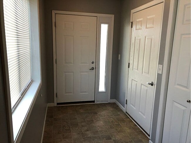 Building Photo - 3 Bed, 3 Bath Townhome in West Fargo!