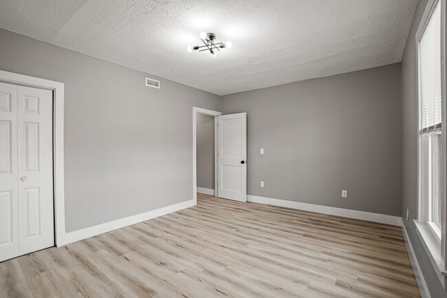 Building Photo - Rare Kenwood townhome, Across from Campus