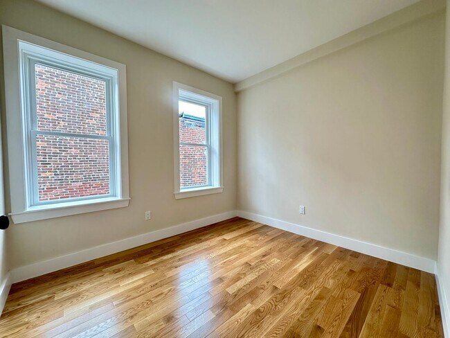 Building Photo - Nicely renovated 2 bed condo in the heart of the North End.