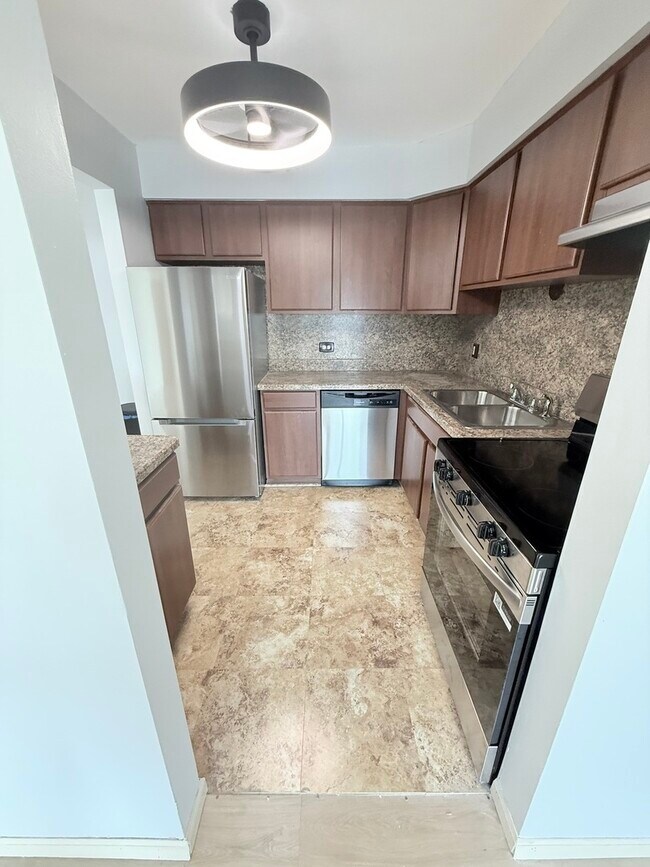 Building Photo - 1925 Canal St