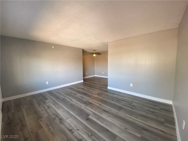 Building Photo - 1089 E Desert Inn Rd