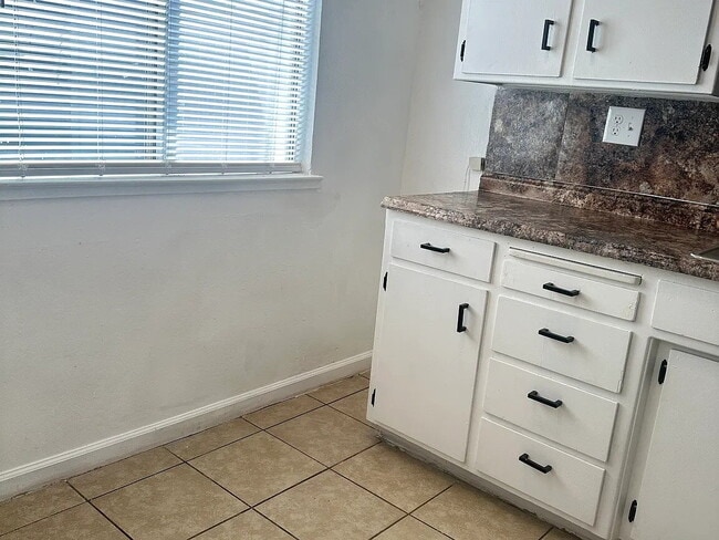 Building Photo - Fresh interior paint, new lighting fixtures, large living room, hall with laundry hook ups.