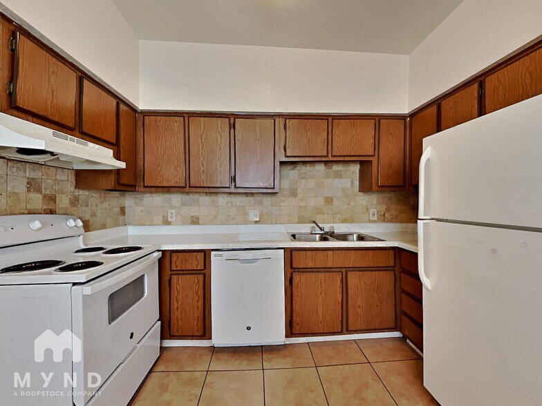 Building Photo - 2828 E Tierra Buena Ln