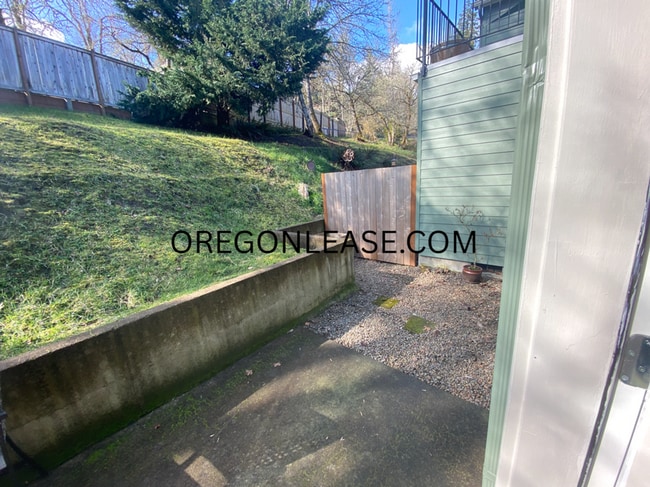 Building Photo - 2 bed 2 bath South Eugene Townhome
