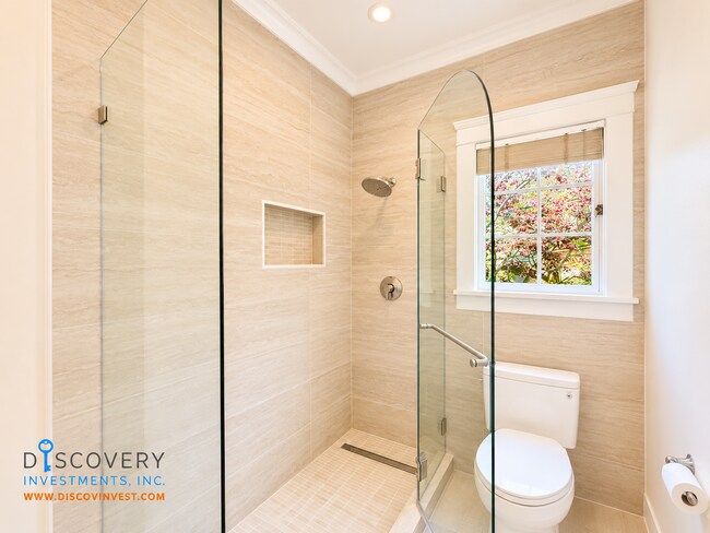 Building Photo - Classic Berkeley Condo with Tasteful Modern Updates
