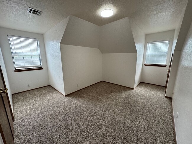 Building Photo - 3 bed plus flex room, 2 and 1/2 baths 2 ca...