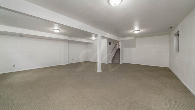 Building Photo - Four level home in Vista Grande