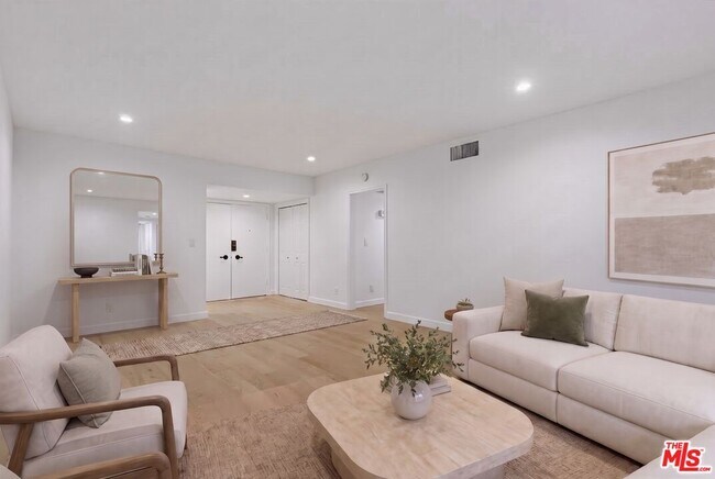 Building Photo - 949 Kings Rd