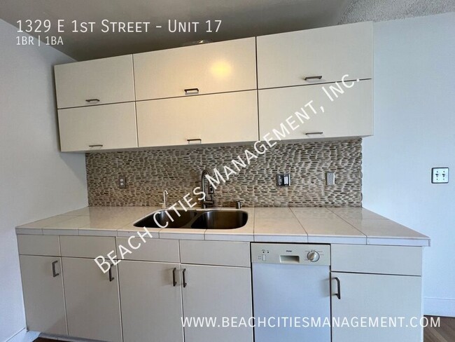 Building Photo - Stunning 1 Bedroom 1 Bath Condo Just One B...