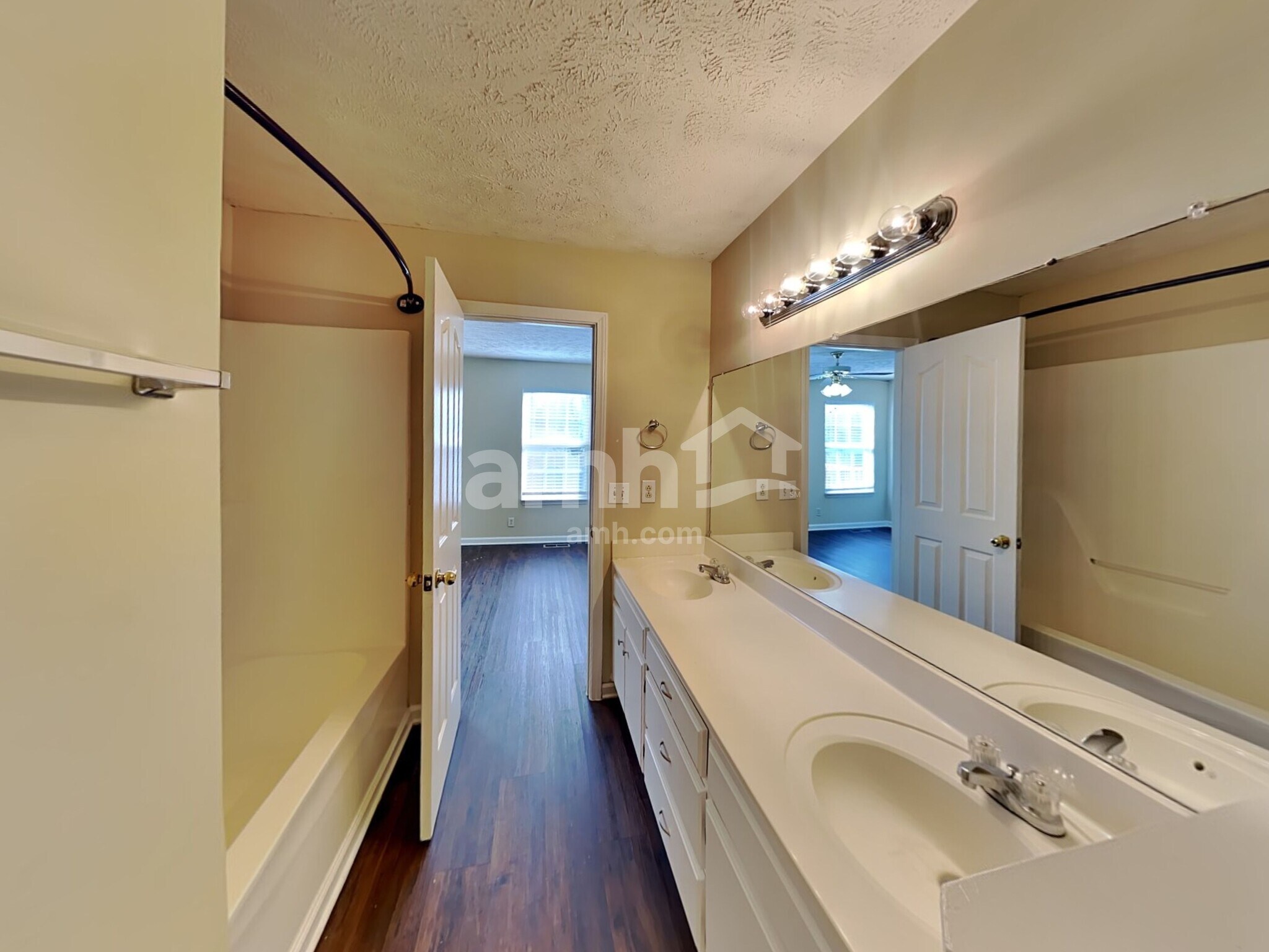 Building Photo - 2825 Islington Dr