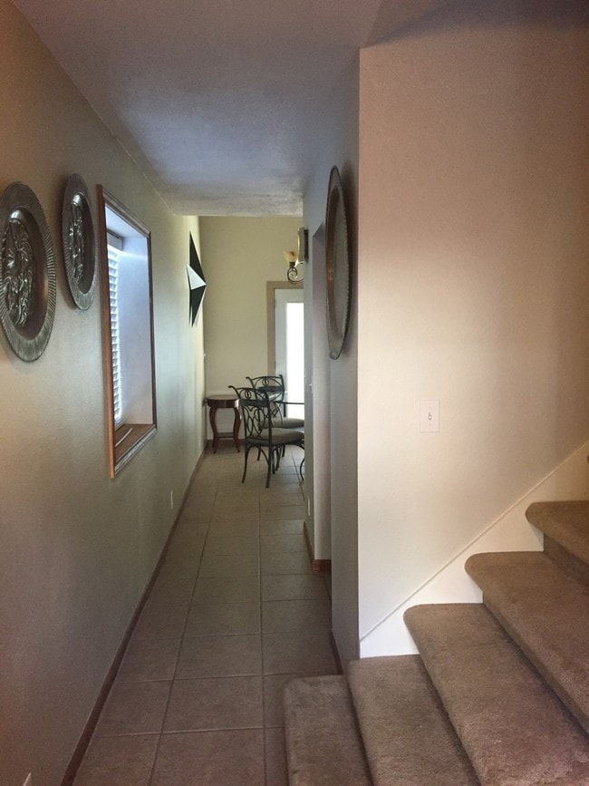 Building Photo - 200 Free Rein