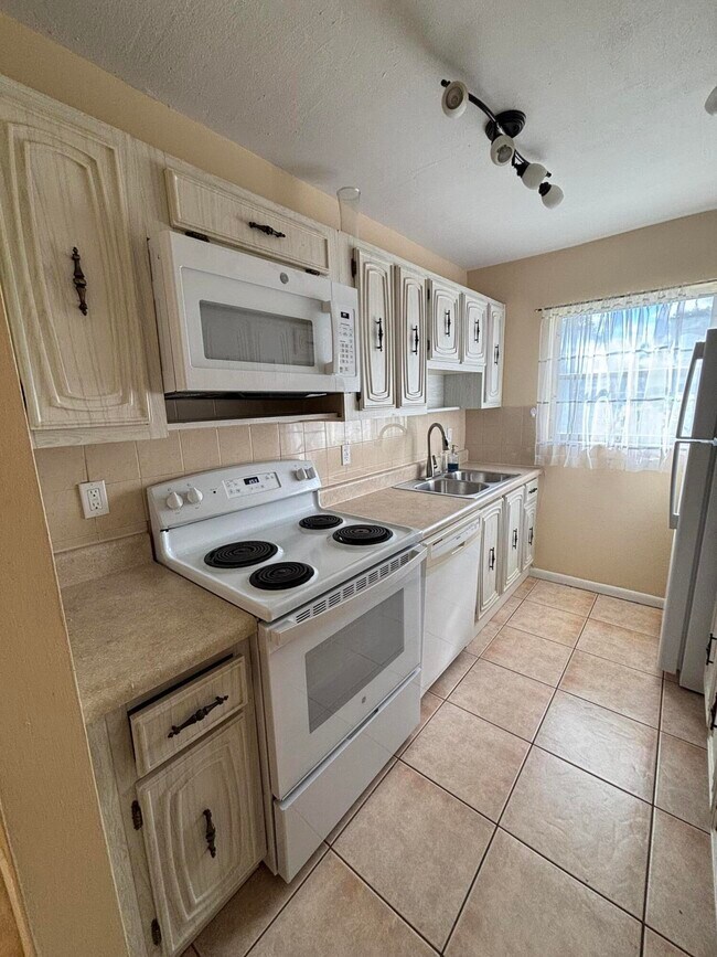 Building Photo - 707 High Point Blvd N