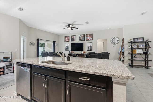 Building Photo - 12581 Creekside Mnr Dr