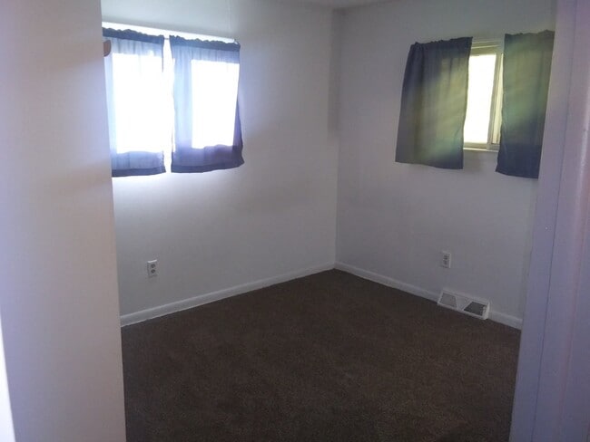 Building Photo - Charming 2-Bedroom Home on Double Lot – Av...