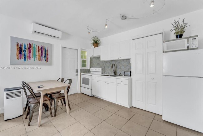 Primary Photo - 1639 Hayes St