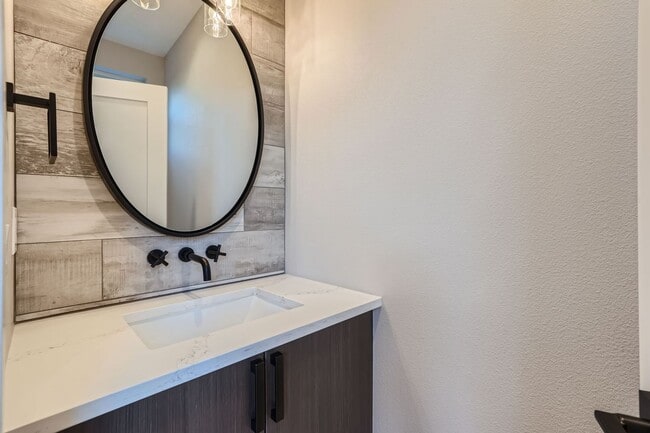 Building Photo - Stunning 3-Bedroom, 3.5-Bathroom Townhouse...
